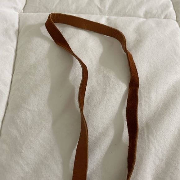 Natural agate arrowhead connected by a belt not too sure how it connects - Picture 3 of 5